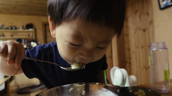 Read more about the article 아빠 밥 뺏어먹는 아기